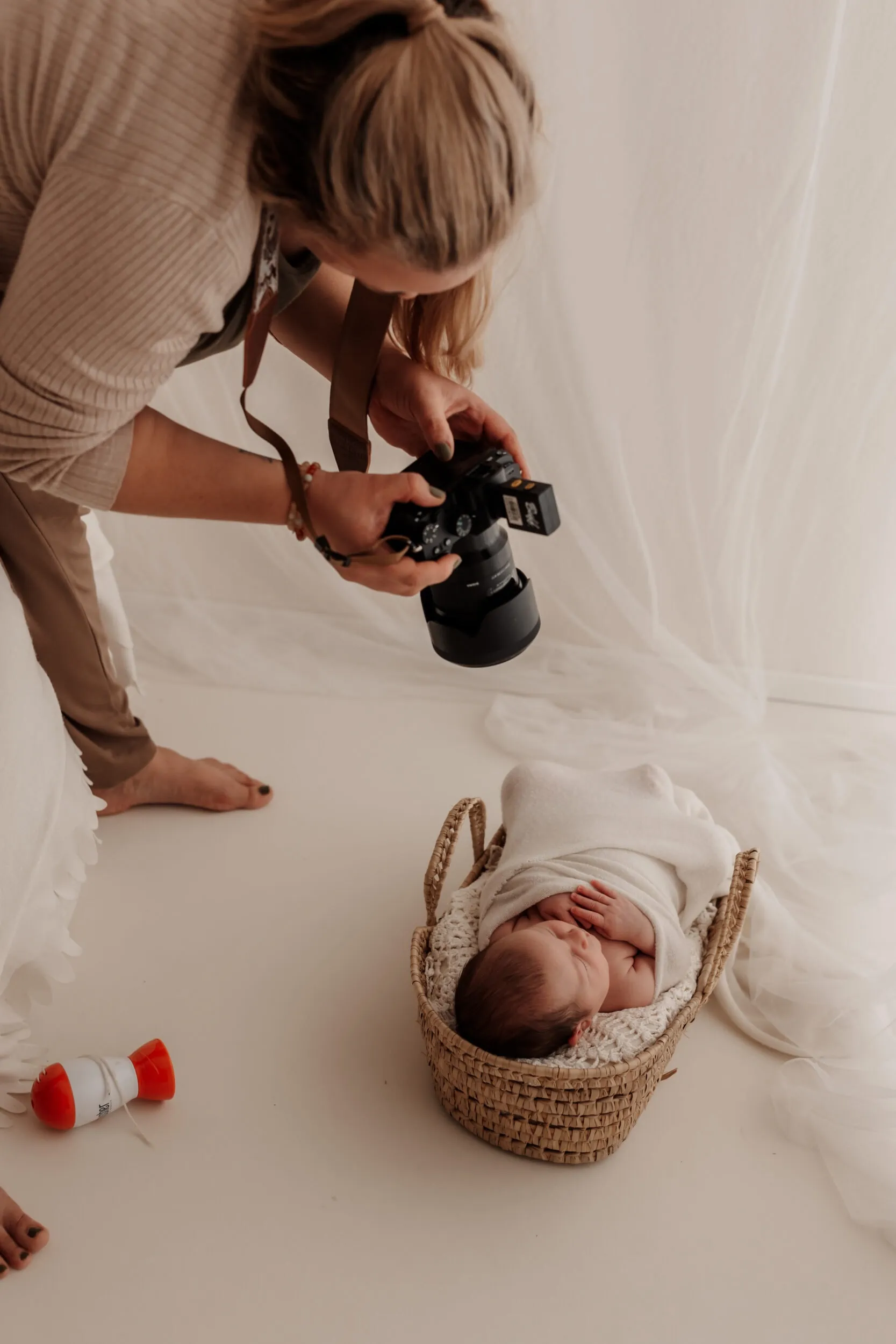 Babyfotografin Monja Drössel von Fotografie Herzseeligkeit fotografiert Neugeborenes in warmer Atmosphäre im FamilienFotostudio nähe Tübingen