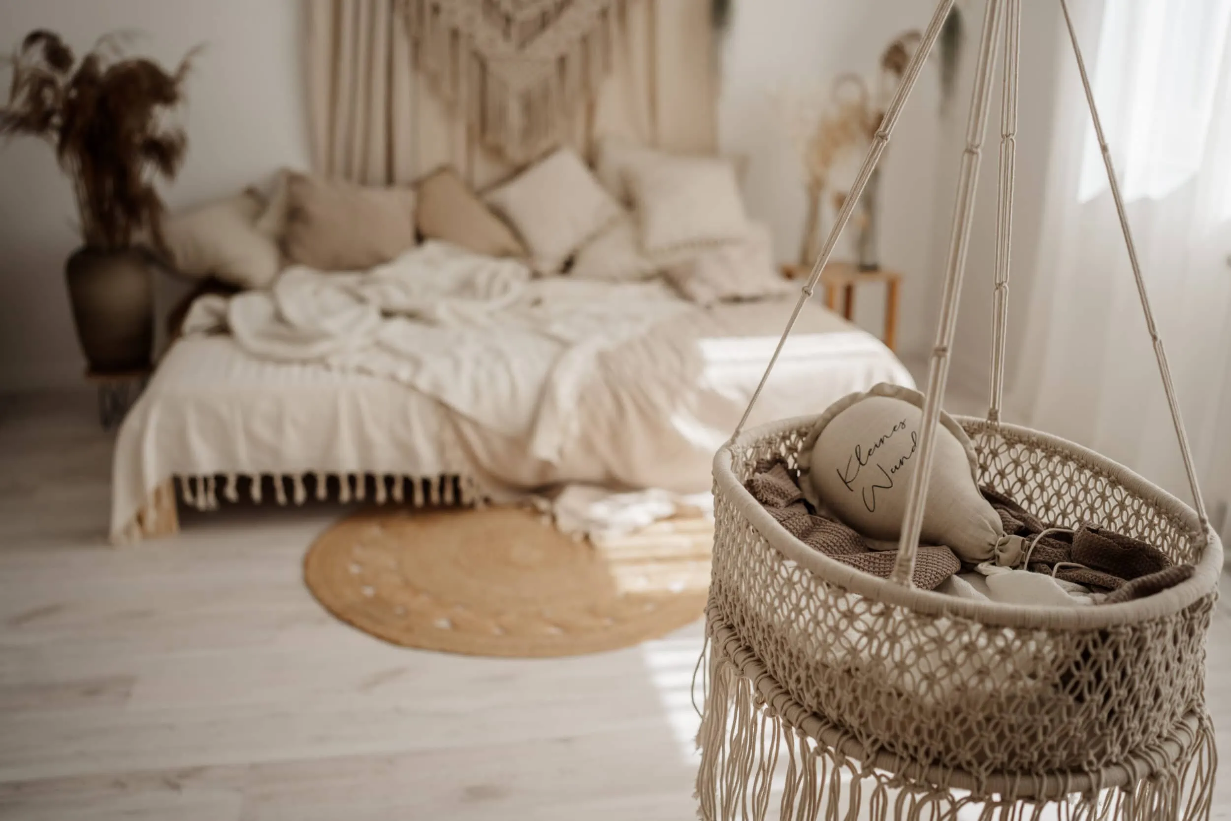 gemütliches boho Fotostudio mit warmem licht für Familienfotografie von Monja Drössel im Fotostudio in hechingen von Fotografie herzseeligkeit