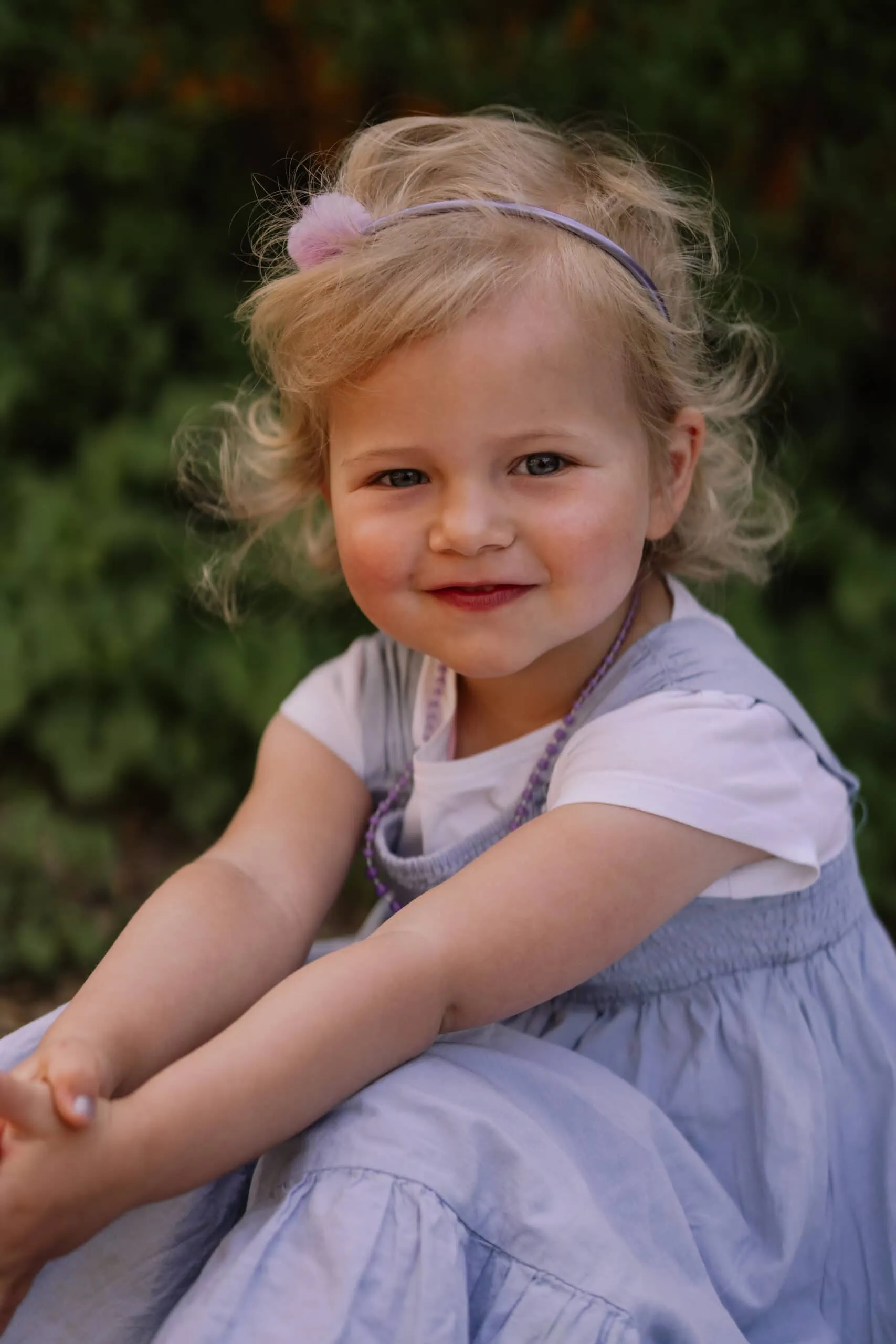 natürliche Kindergartenfotos outdoor in der Natur fotografiert von Familienfotografin Monja Drössel von Fotografie Herzseeligkeit nähe empfingen und haigerloch