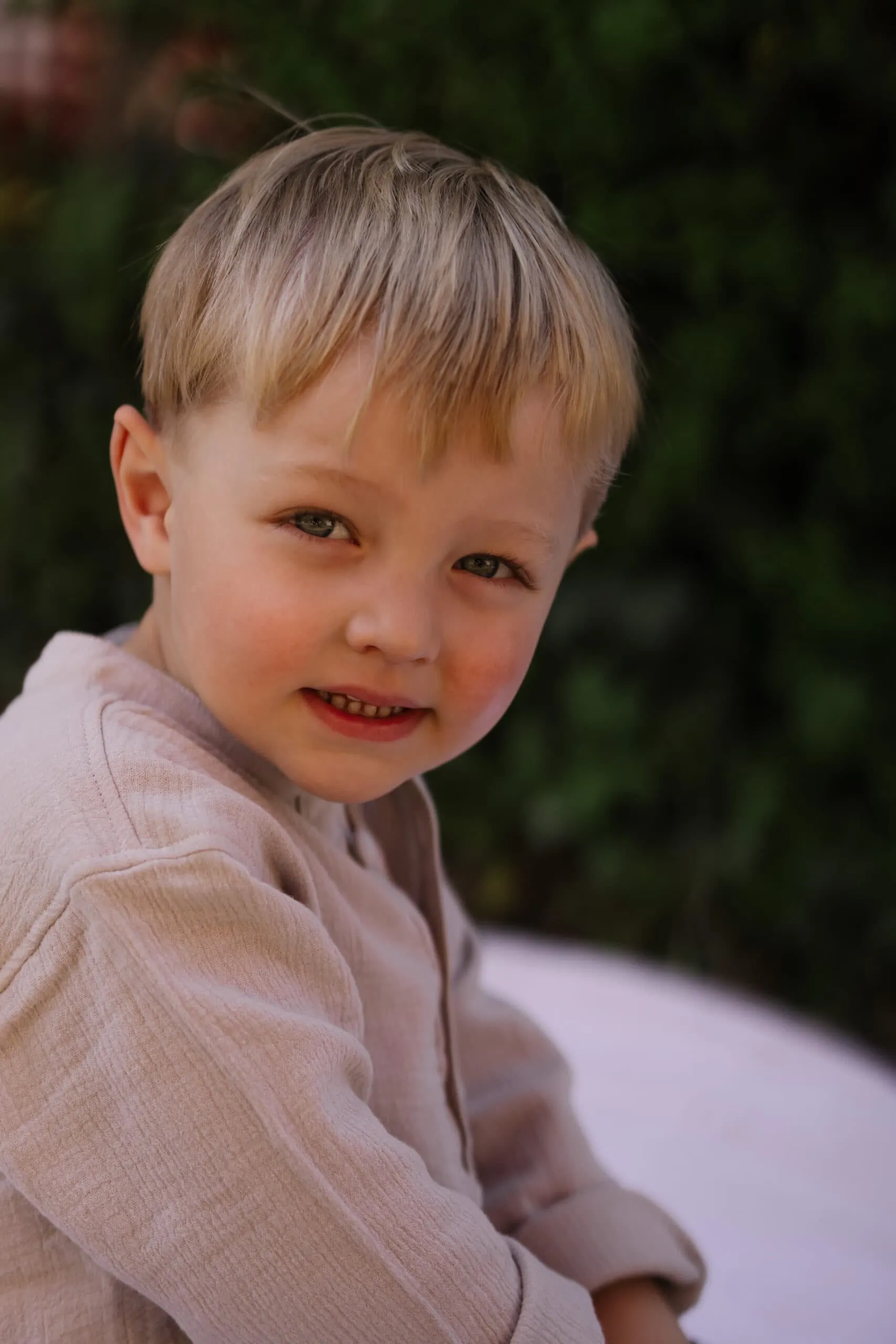 natürliche Kindergartenfotos outdoor in der Natur fotografiert von Familienfotografin Monja Drössel von Fotografie Herzseeligkeit nähe empfingen und haigerloch
