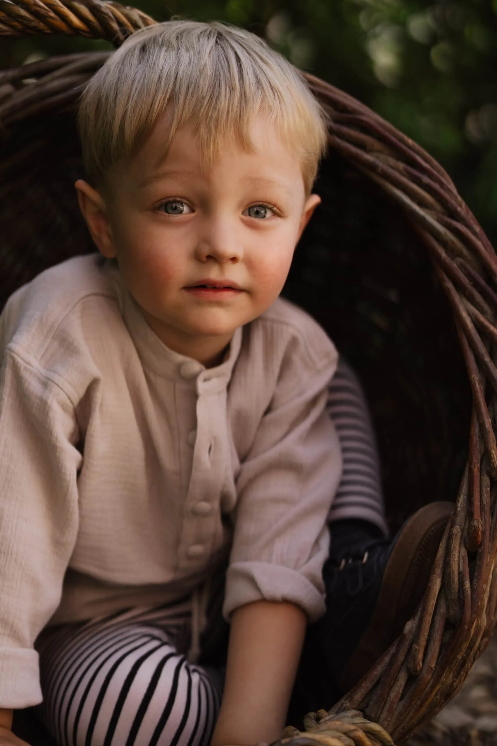 natürliche Kindergartenfotos outdoor in der Natur fotografiert von Familienfotografin Monja Drössel von Fotografie Herzseeligkeit nähe empfingen und haigerloch