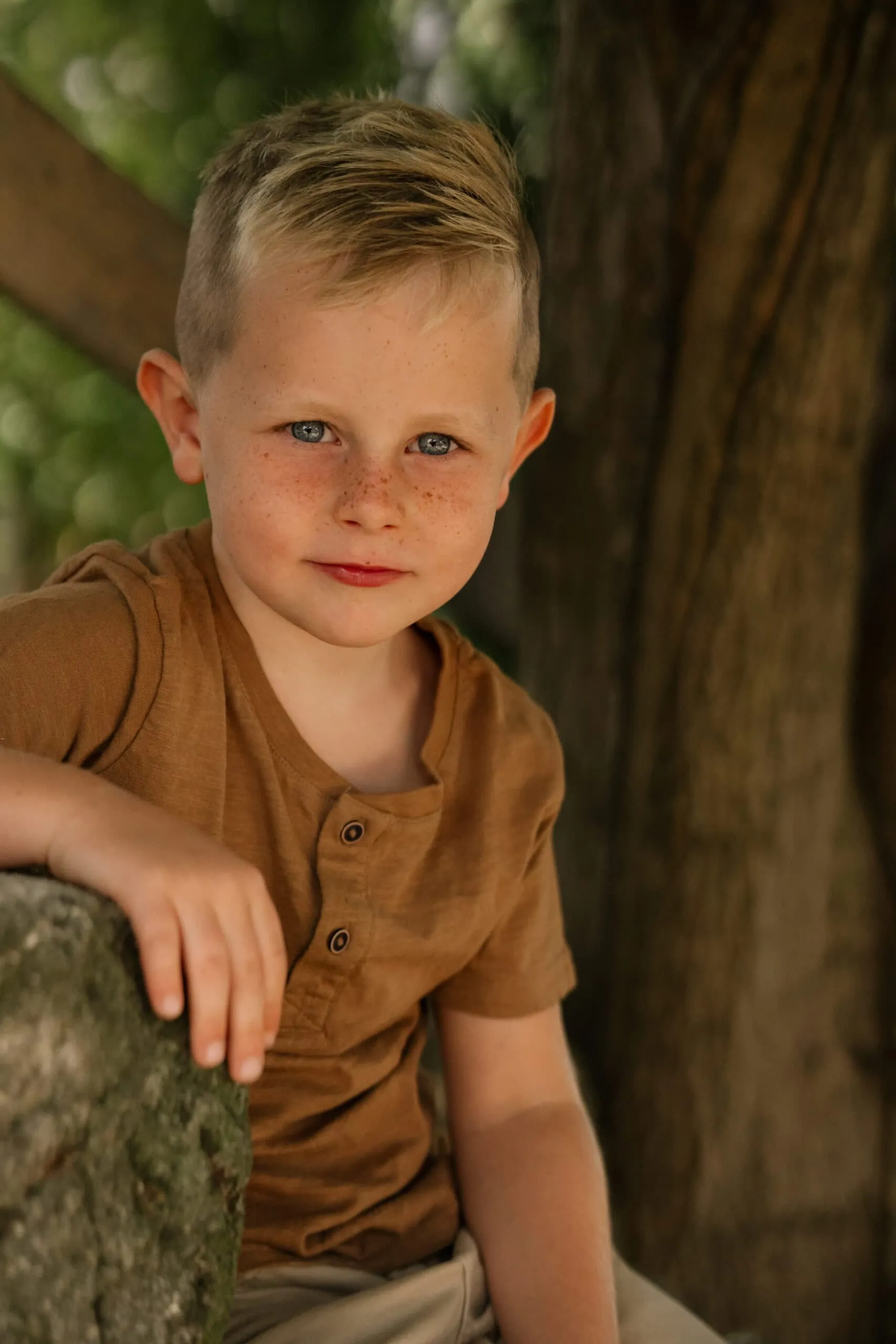 natürliche Kindergartenfotos outdoor in der Natur fotografiert von Familienfotografin Monja Drössel von Fotografie Herzseeligkeit nähe empfingen und haigerloch