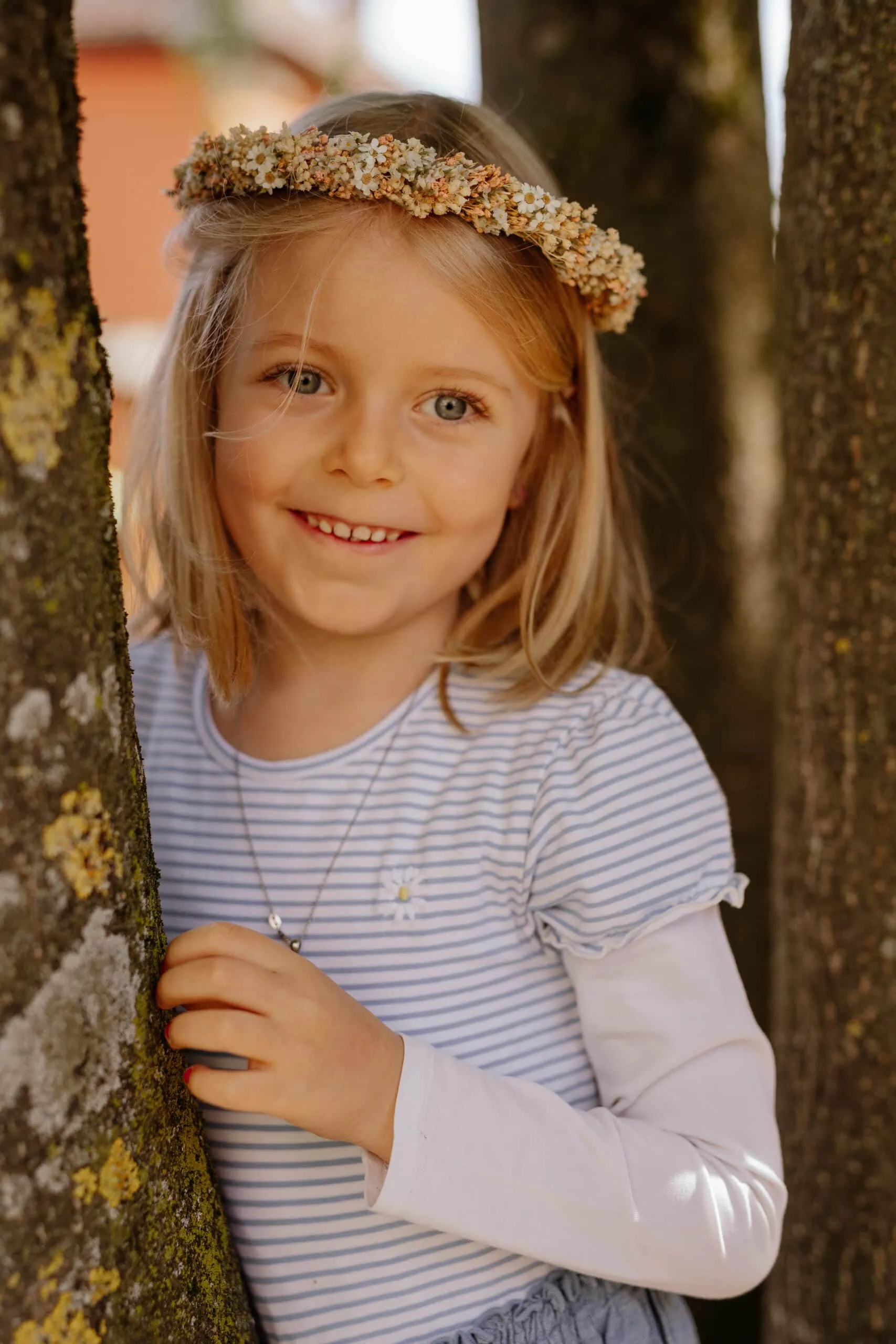 natürliche Kindergartenfotos outdoor in der Natur fotografiert von Familienfotografin Monja Drössel von Fotografie Herzseeligkeit in Rangendingen