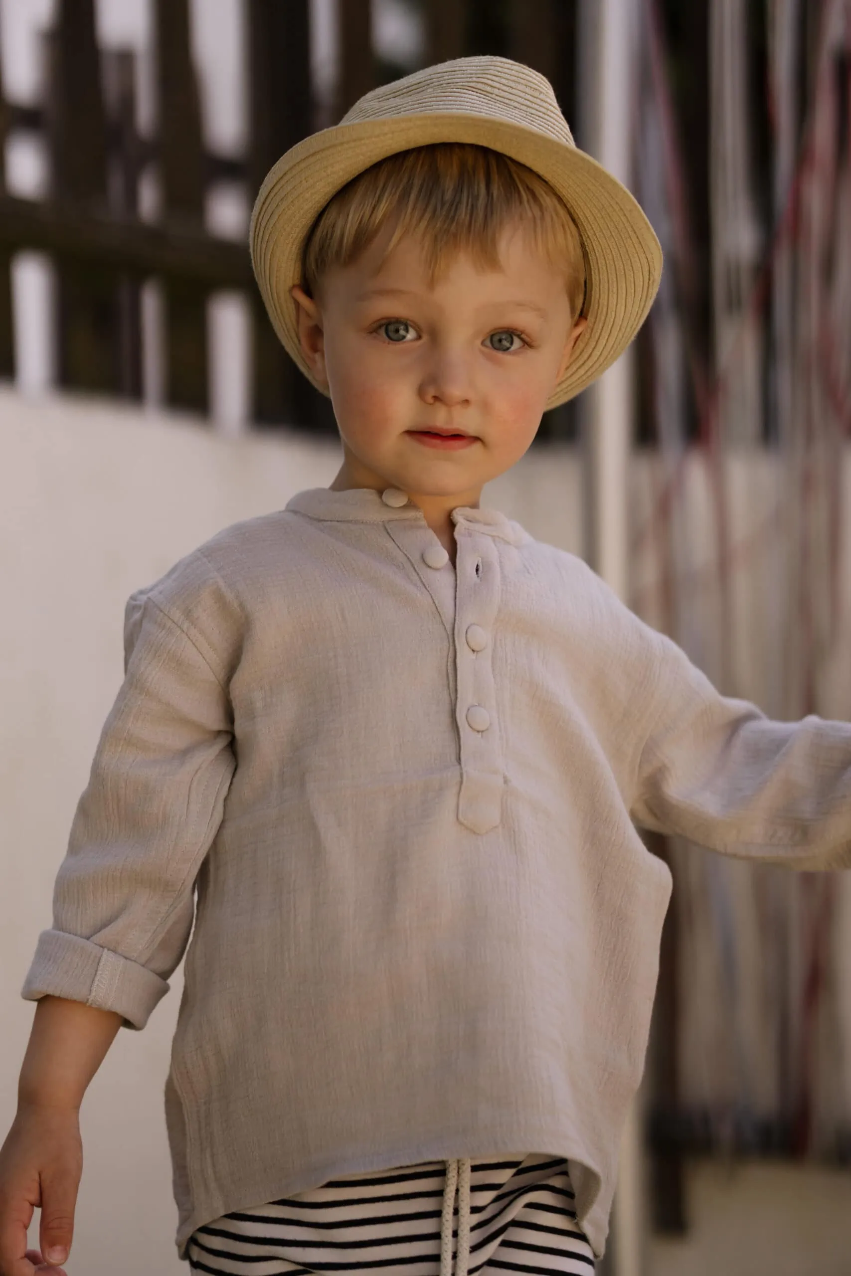 natürliche Kindergartenfotos outdoor in der Natur fotografiert von Familienfotografin Monja Drössel von Fotografie Herzseeligkeit nähe empfingen und haigerloch