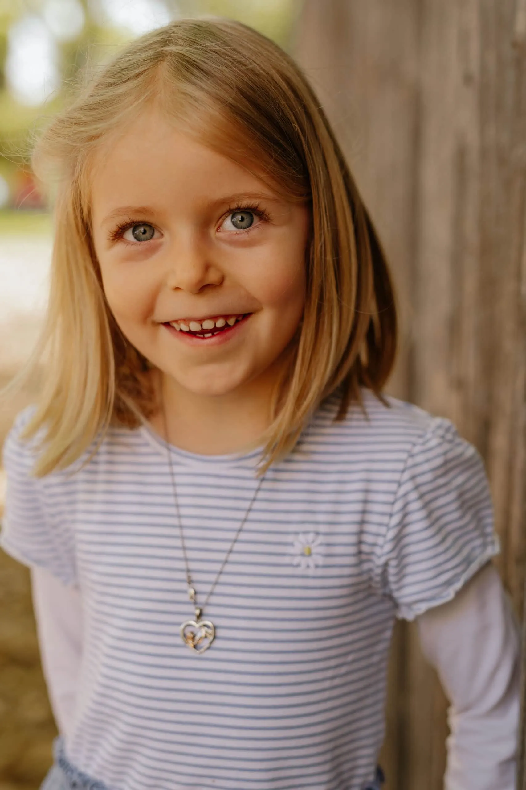 natürliche Kindergartenfotos outdoor in der Natur fotografiert von Familienfotografin Monja Drössel von Fotografie Herzseeligkeit in Rangendingen