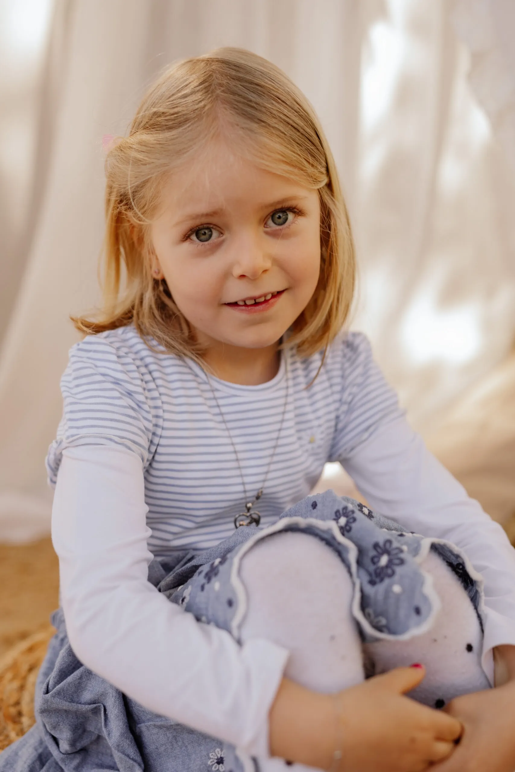 natürliche Kindergartenfotos outdoor in der Natur fotografiert von Familienfotografin Monja Drössel von Fotografie Herzseeligkeit in Rottenburg am Neckar und Tübingen