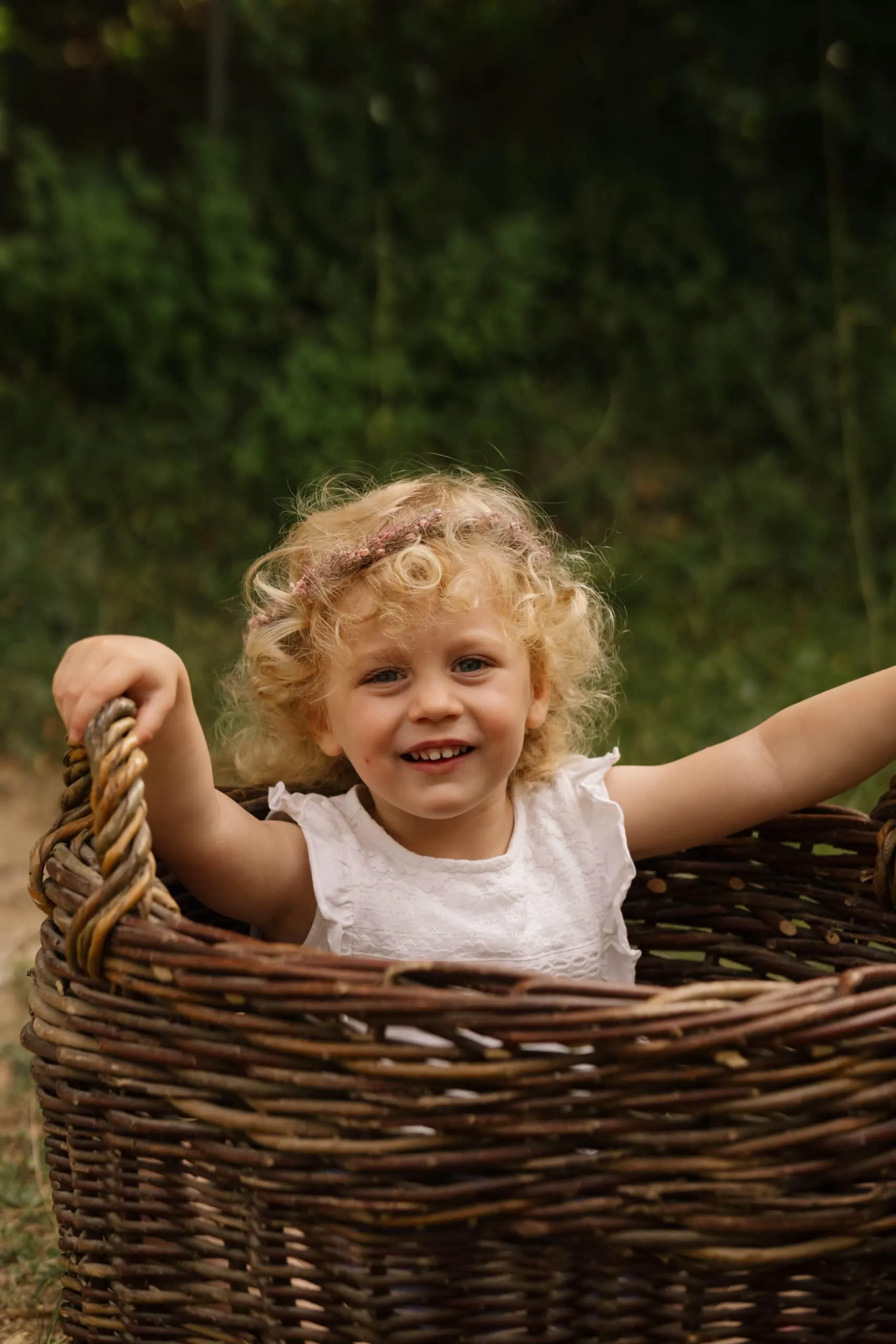 natürliche Kindergartenfotos outdoor in der Natur fotografiert von Familienfotografin Monja Drössel von Fotografie Herzseeligkeit in Rangendingen