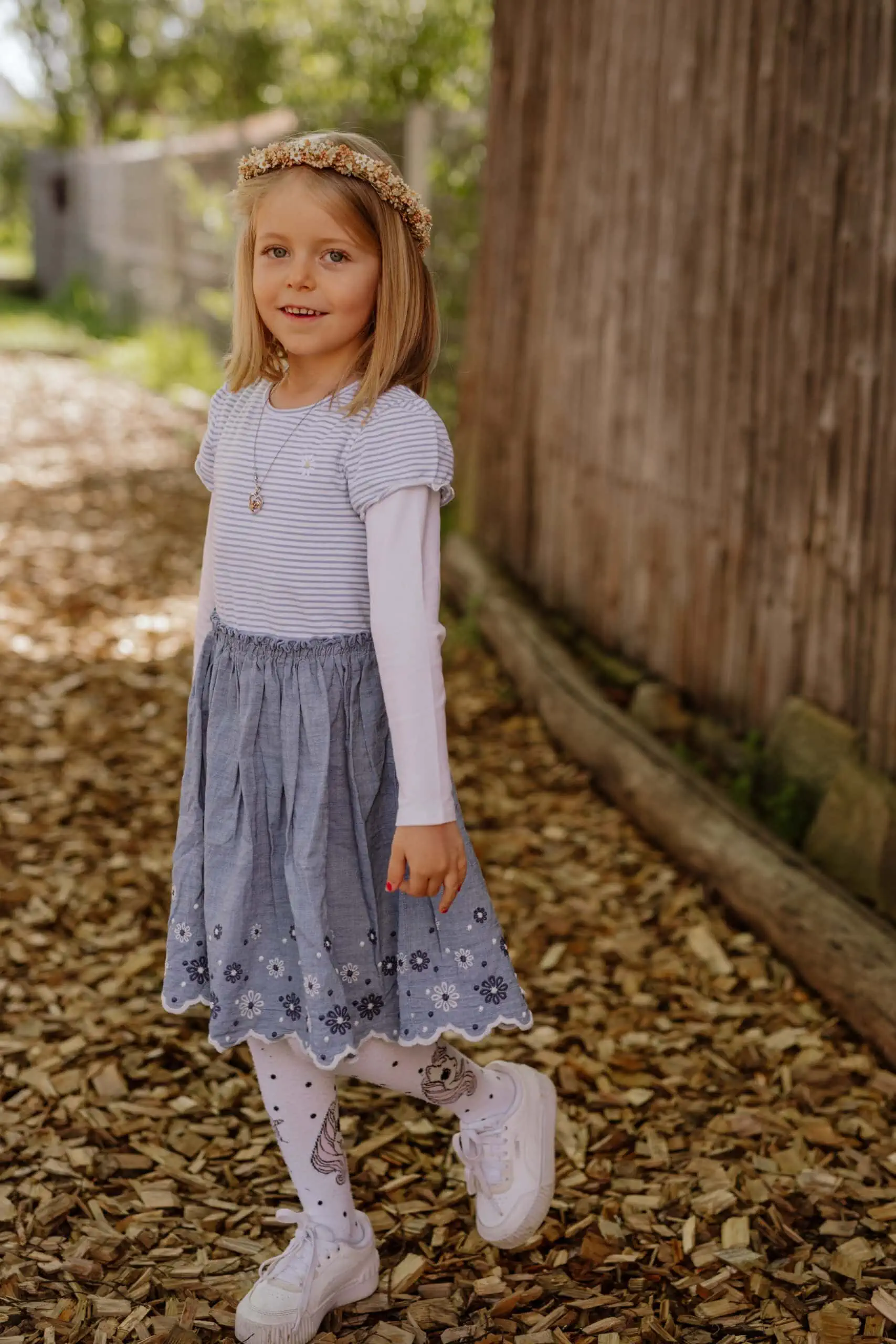natürliche Kindergartenfotos outdoor in der Natur fotografiert von Familienfotografin Monja Drössel von Fotografie Herzseeligkeit in Rangendingen