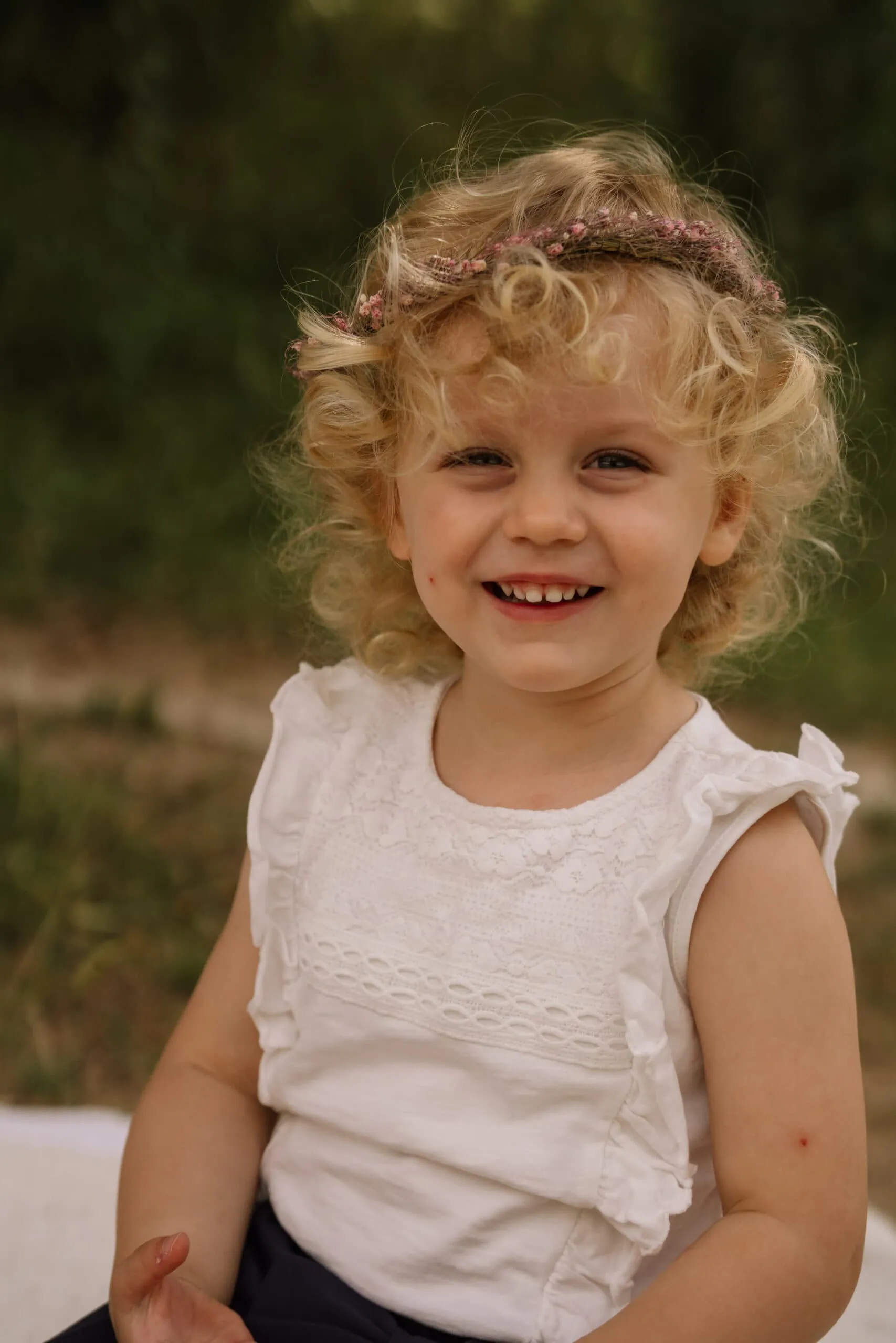 natürliche Kindergartenfotos outdoor in der Natur fotografiert von Familienfotografin Monja Drössel von Fotografie Herzseeligkeit in Rangendingen