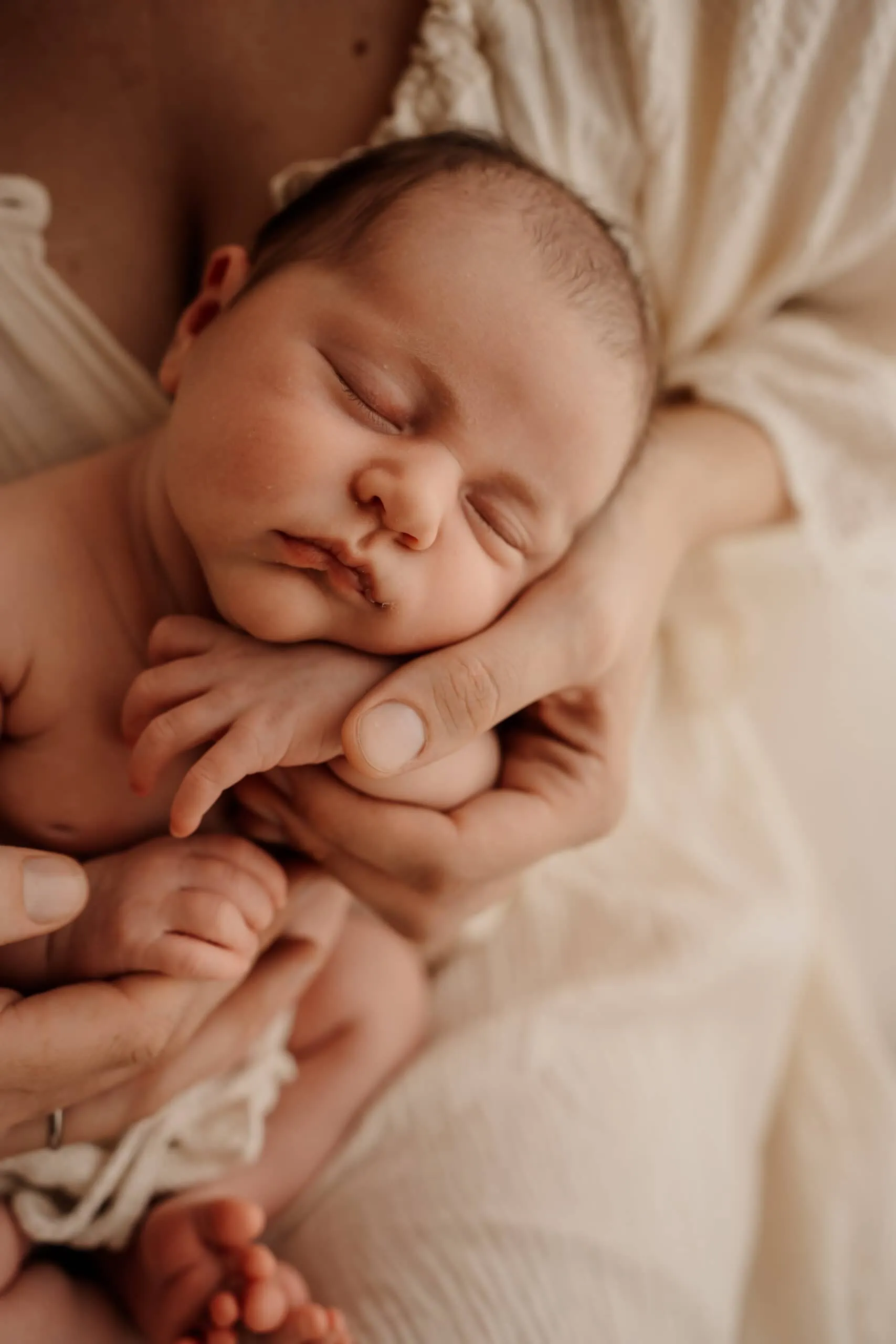 Neugeborenes Baby liegend auf Mamas Arm im Fotostudio von Monja Drössel in der Nähe von Rottenburg am Neckar