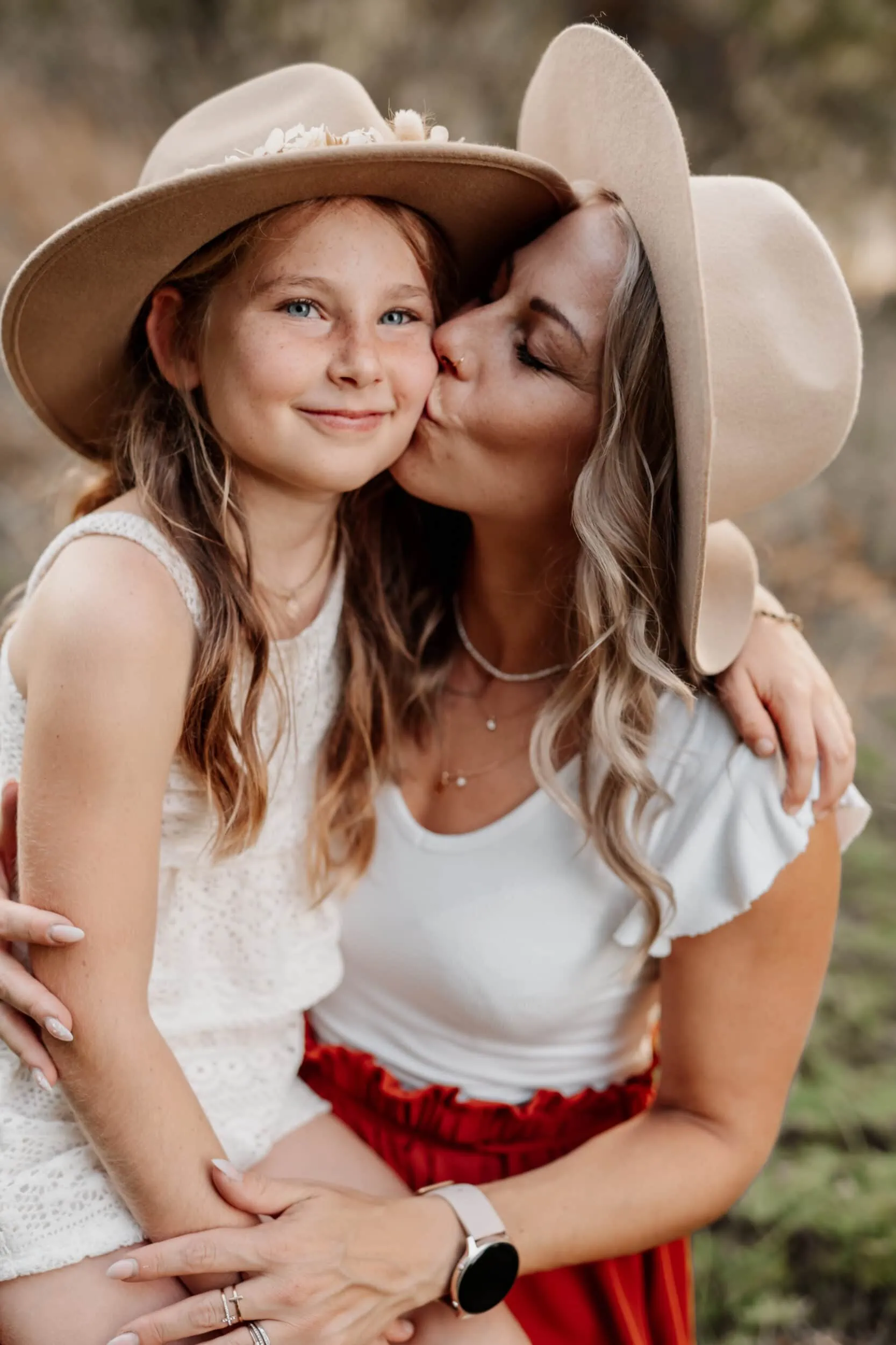 emotionales familienfoto zeigt Mama und Kind outdoor in der Natur auf der wiese beim Familienfotoshooting nähe Tübingen