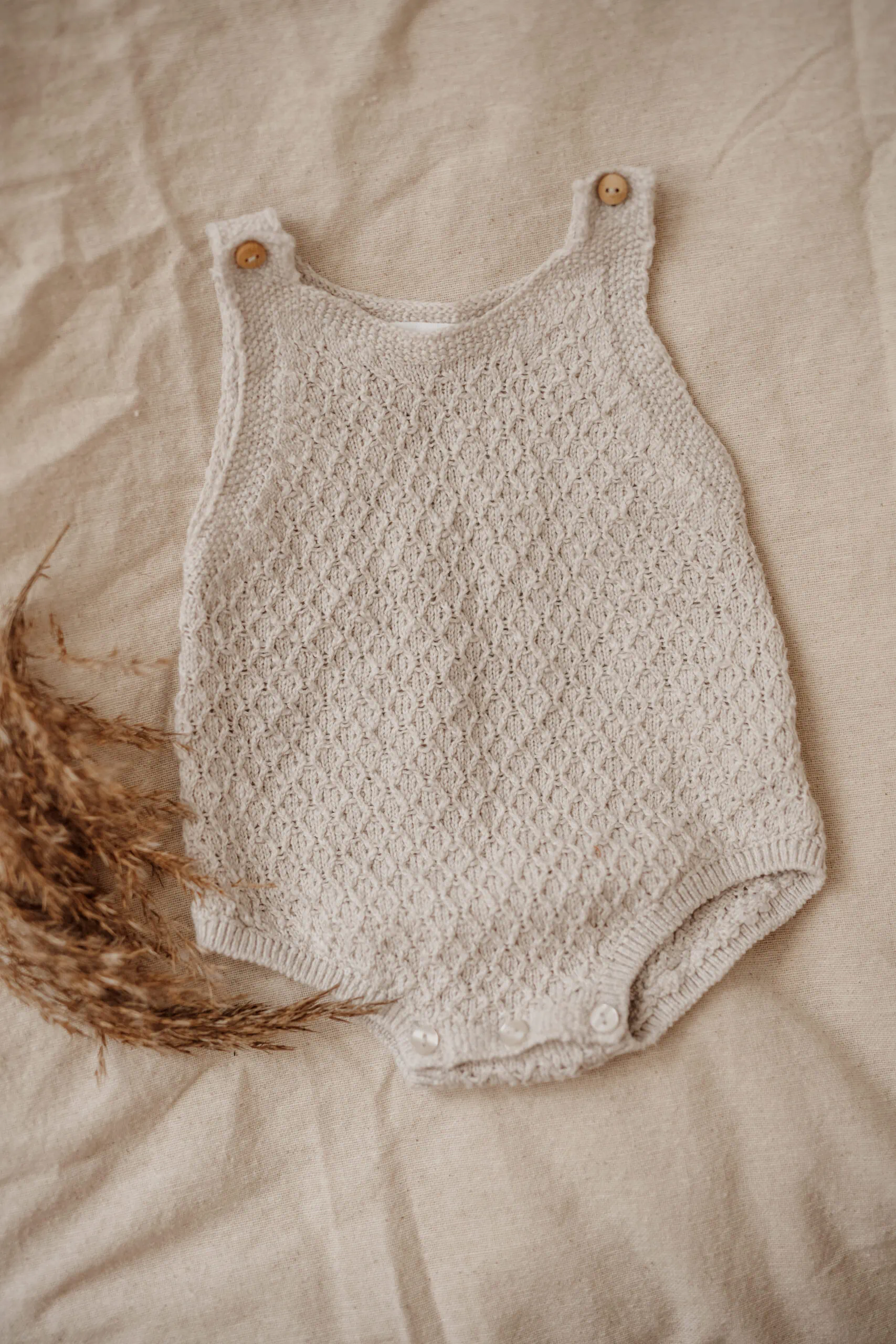 Babybody und Babyhöschen vom Babyshooting mit einem Neugeborenen aus dem Kundenkleiderschrank von Babyfotografin Fotografie Herzseeligkeit im Tageslichtstudio bei Empfingen