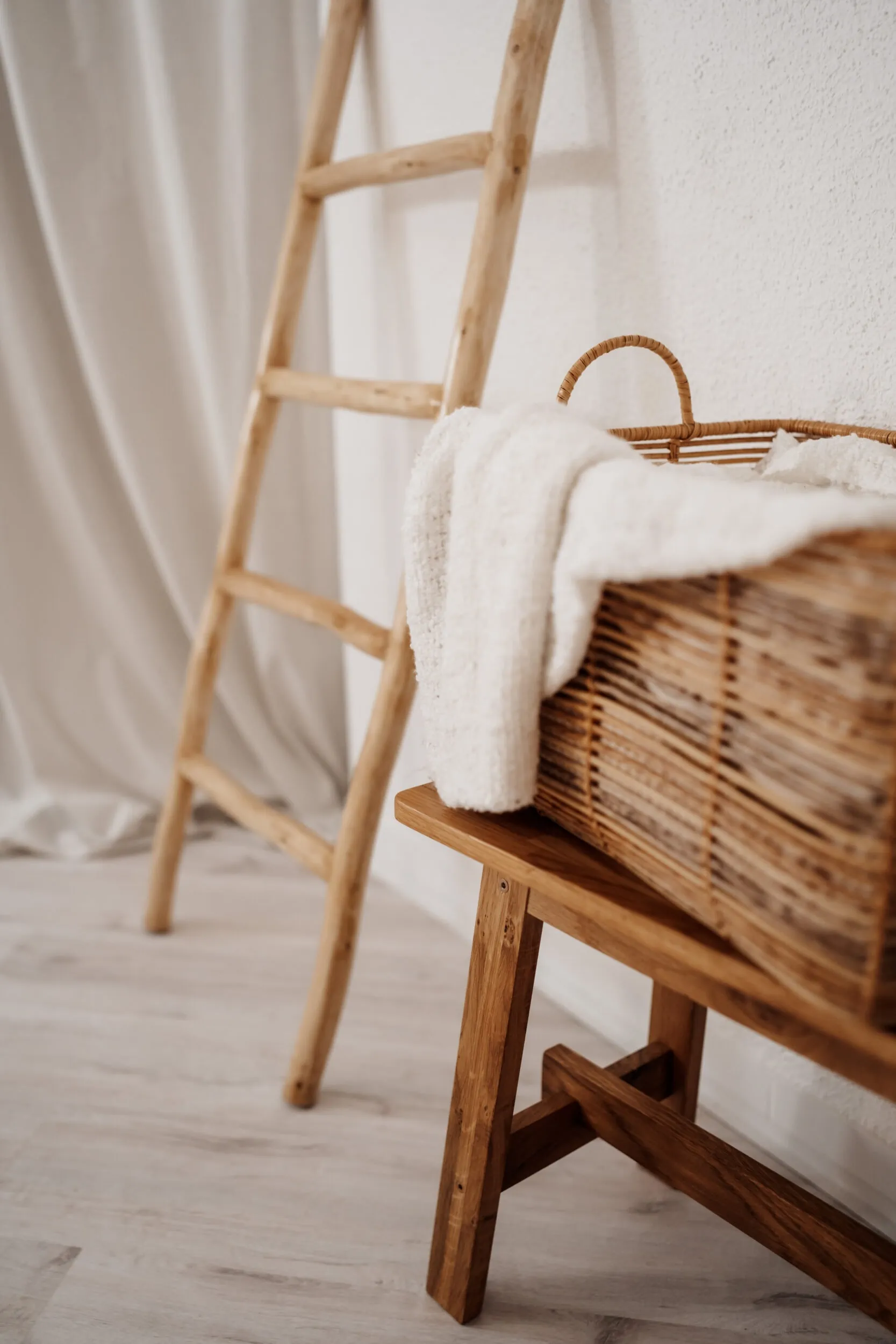 gemütliches boho Tageslichtstudio mit warmem licht für Familienfotografie von Monja Drössel im Fotostudio nähe Tübingen von Fotografie herzseeligkeit
