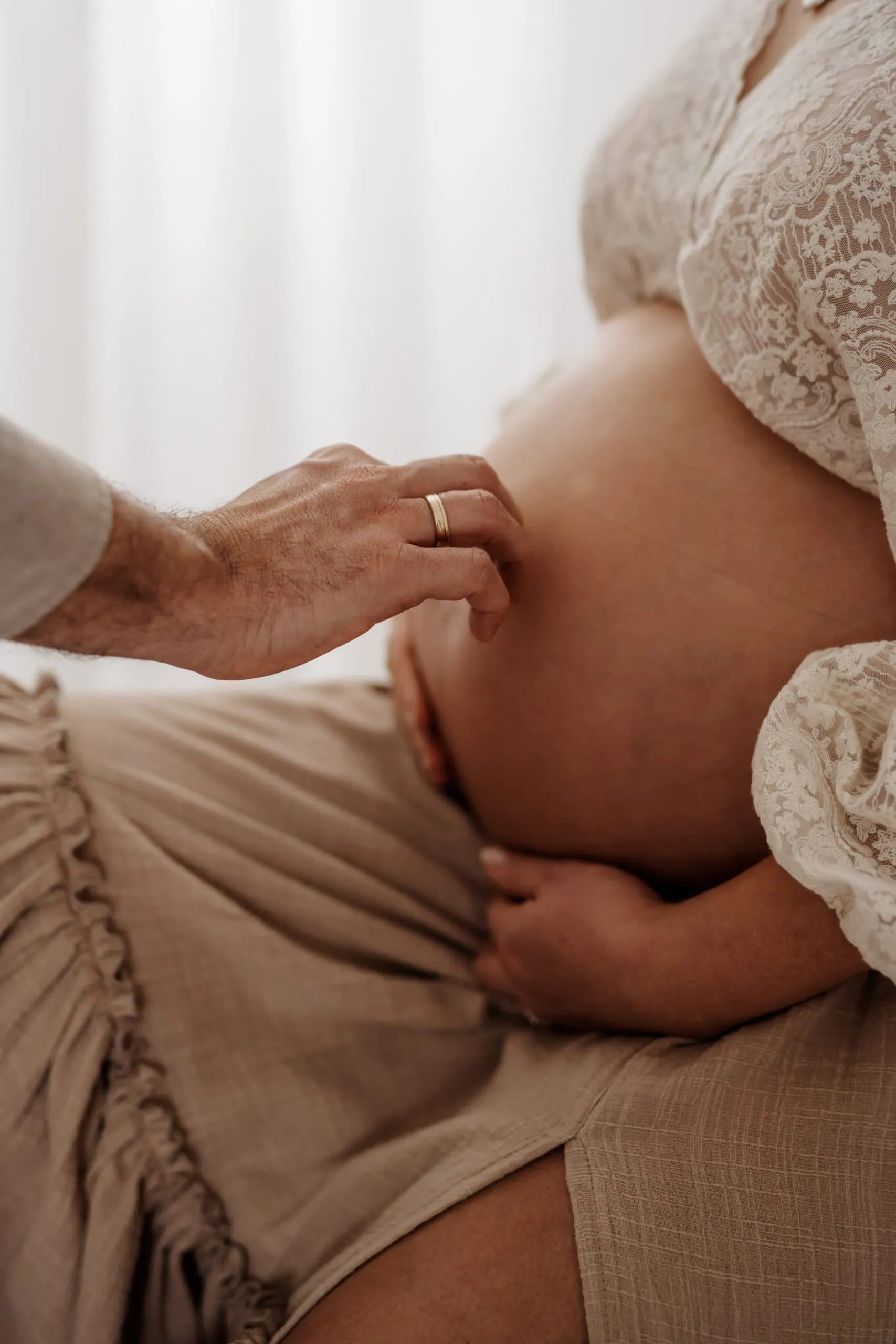 Babybauchshooting von einer schwangeren Mama mit wundervollem Kleid aus dem Kundenkleiderschrank von Fotografie Herzseeligkeit Fotografin Monja Drössel im Fotostudio nähe Balingen