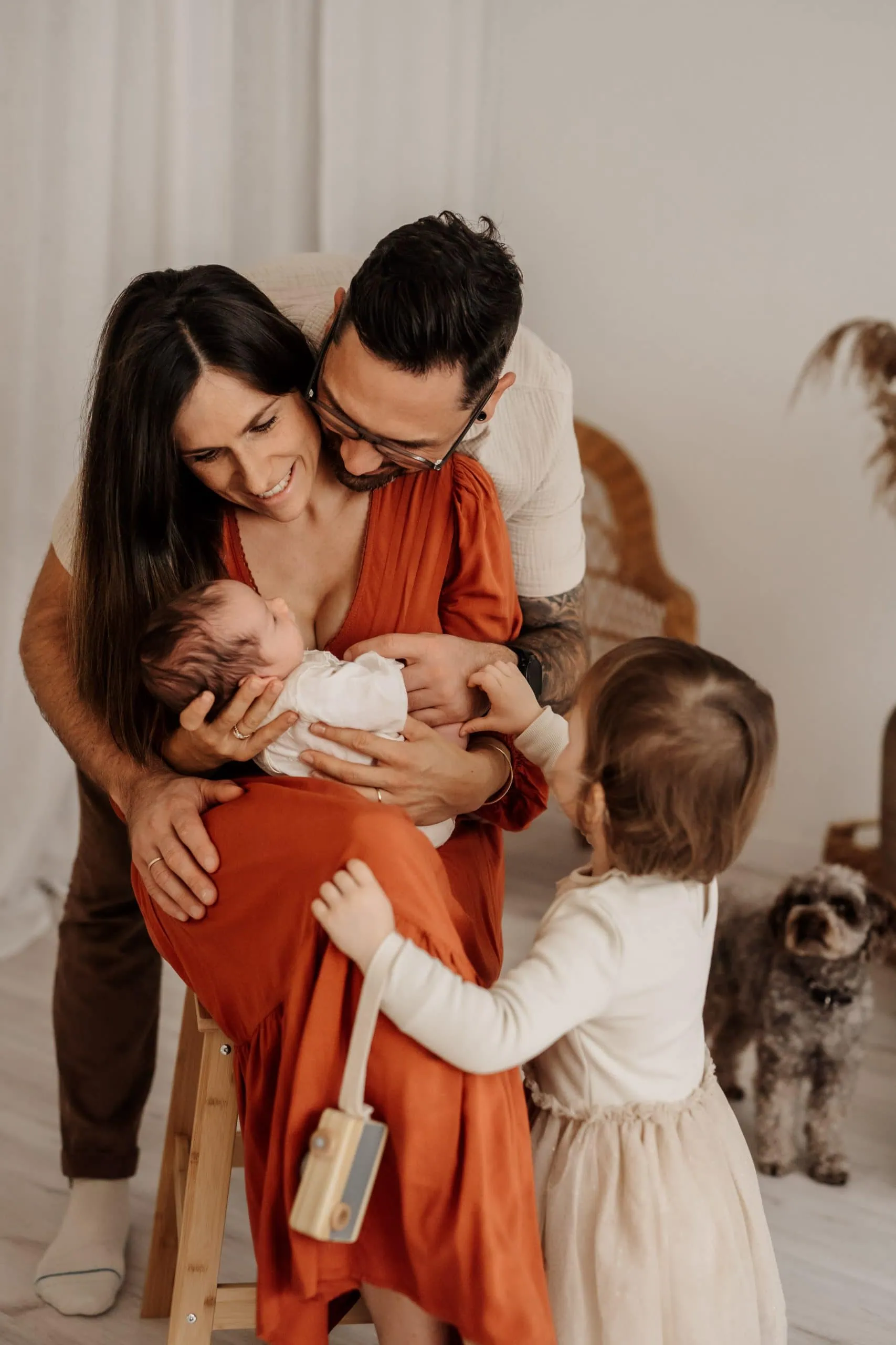 Familienfoto mit Mama und Papa Geschwister und Neugeborenem sitzend auf dem Stuhl im Fotostudio in Rangendingen bei Monja Drössel von Fotografie Herzseeligkeit