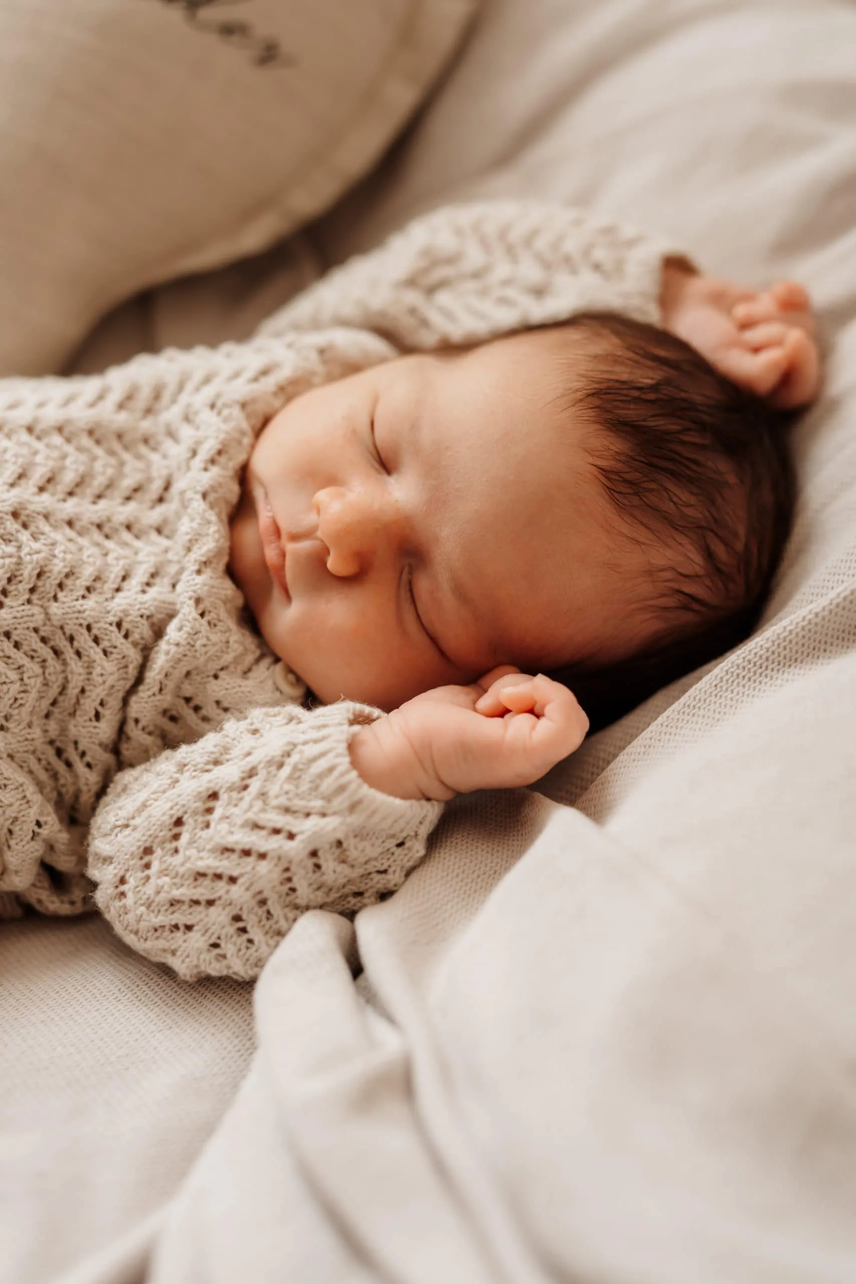 Neugeborenes Baby in Klamotten aus dem Kundenkleiderschrank im FotoStudio Fotografie Herzseeligkeit