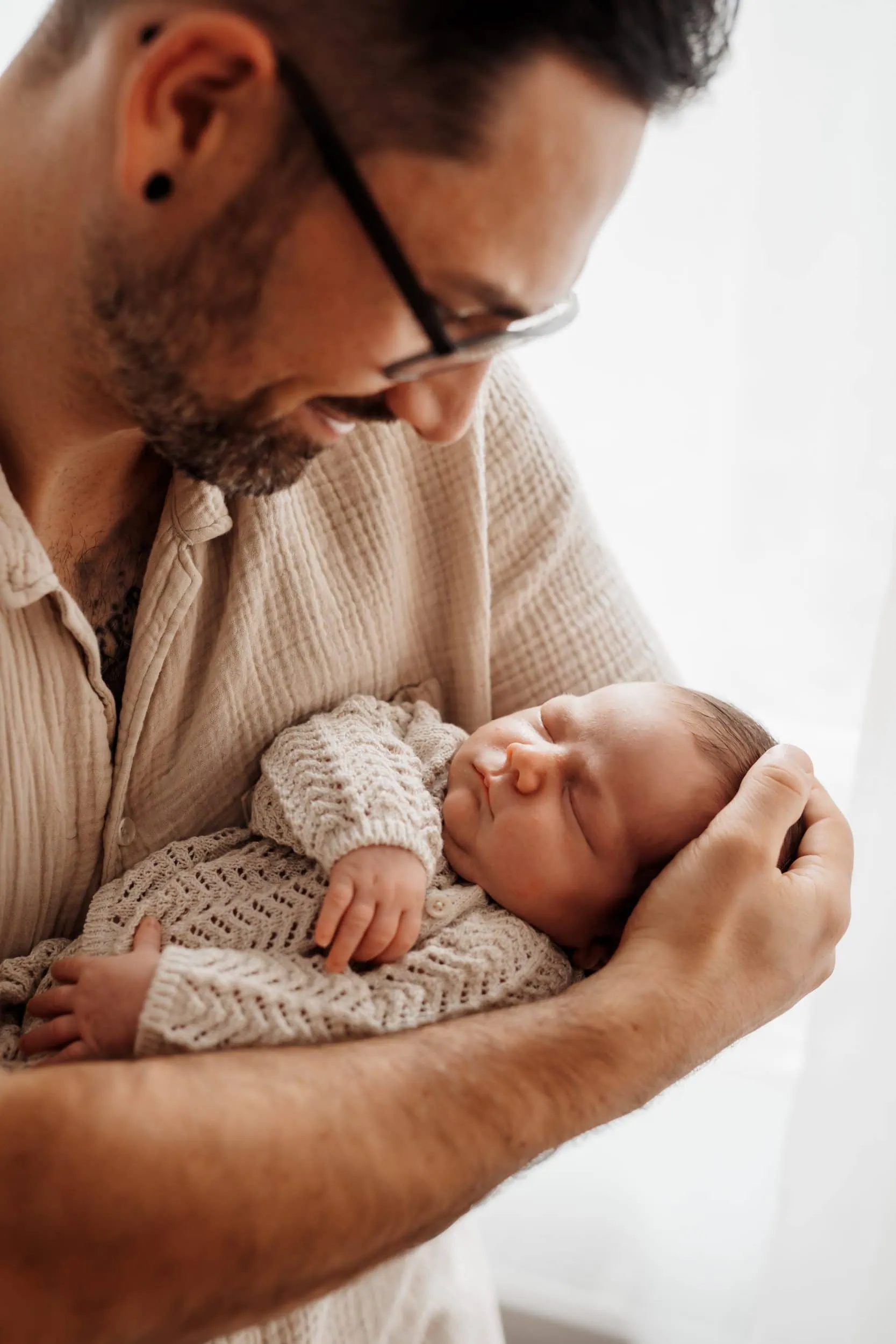 Baby wird von Papa gehalten Newborn auf Papas Arm Fotografin Monja Drössel macht Neugeborenenfotos