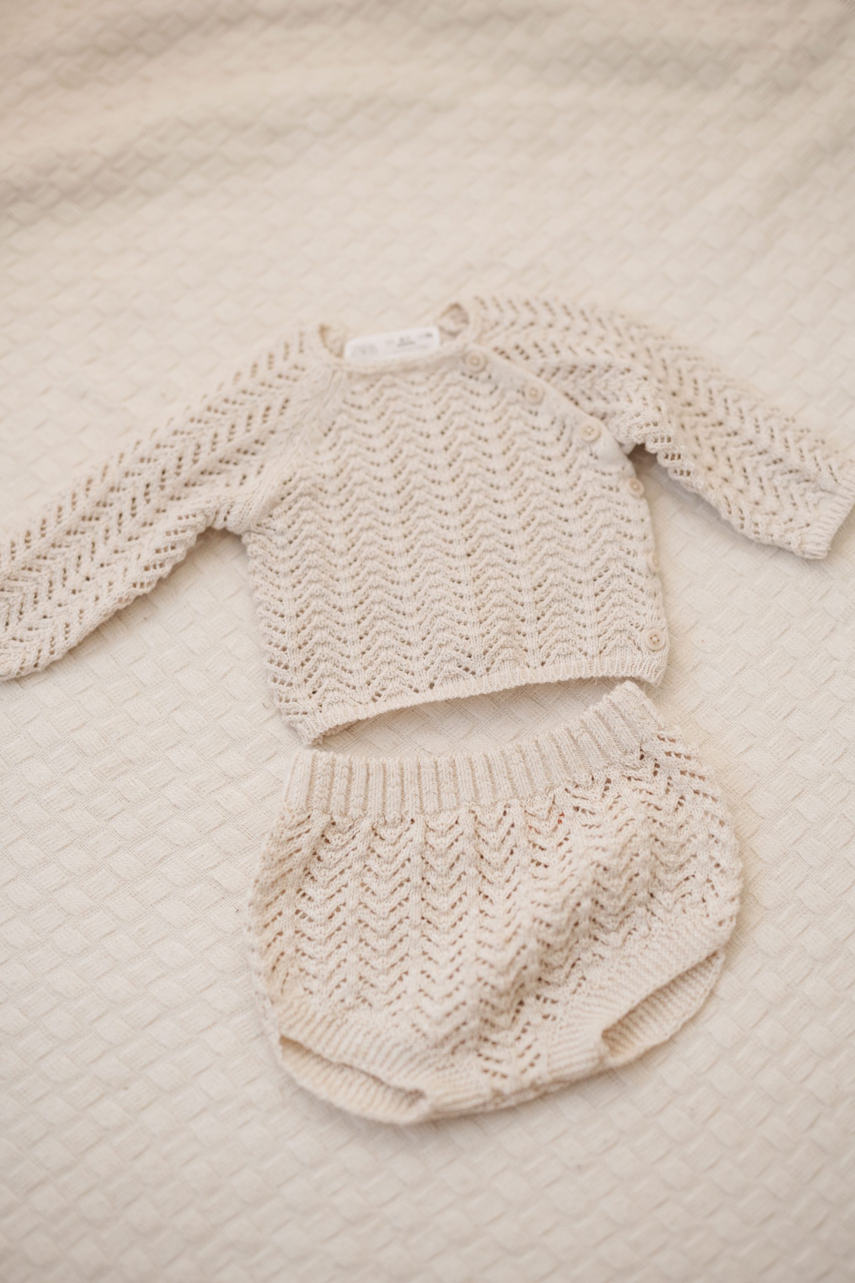 Babybody vom Babyshooting mit einem Neugeborenen aus dem Kundenkleiderschrank von Babyfotografin Fotografie Herzseeligkeit in Rangendingen im Zollernalbkreis