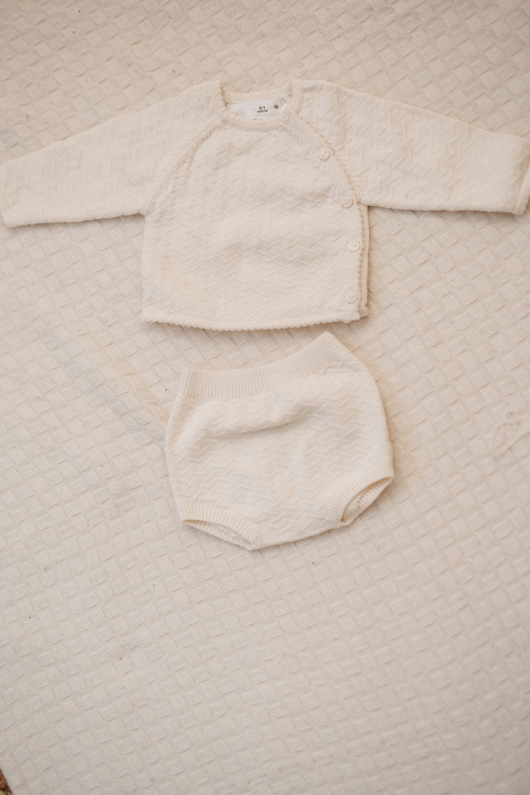 Babybody und Babyhöschen vom Babyshooting mit einem Neugeborenen aus dem Kundenkleiderschrank von Babyfotografin Fotografie Herzseeligkeit bei Albstadt
