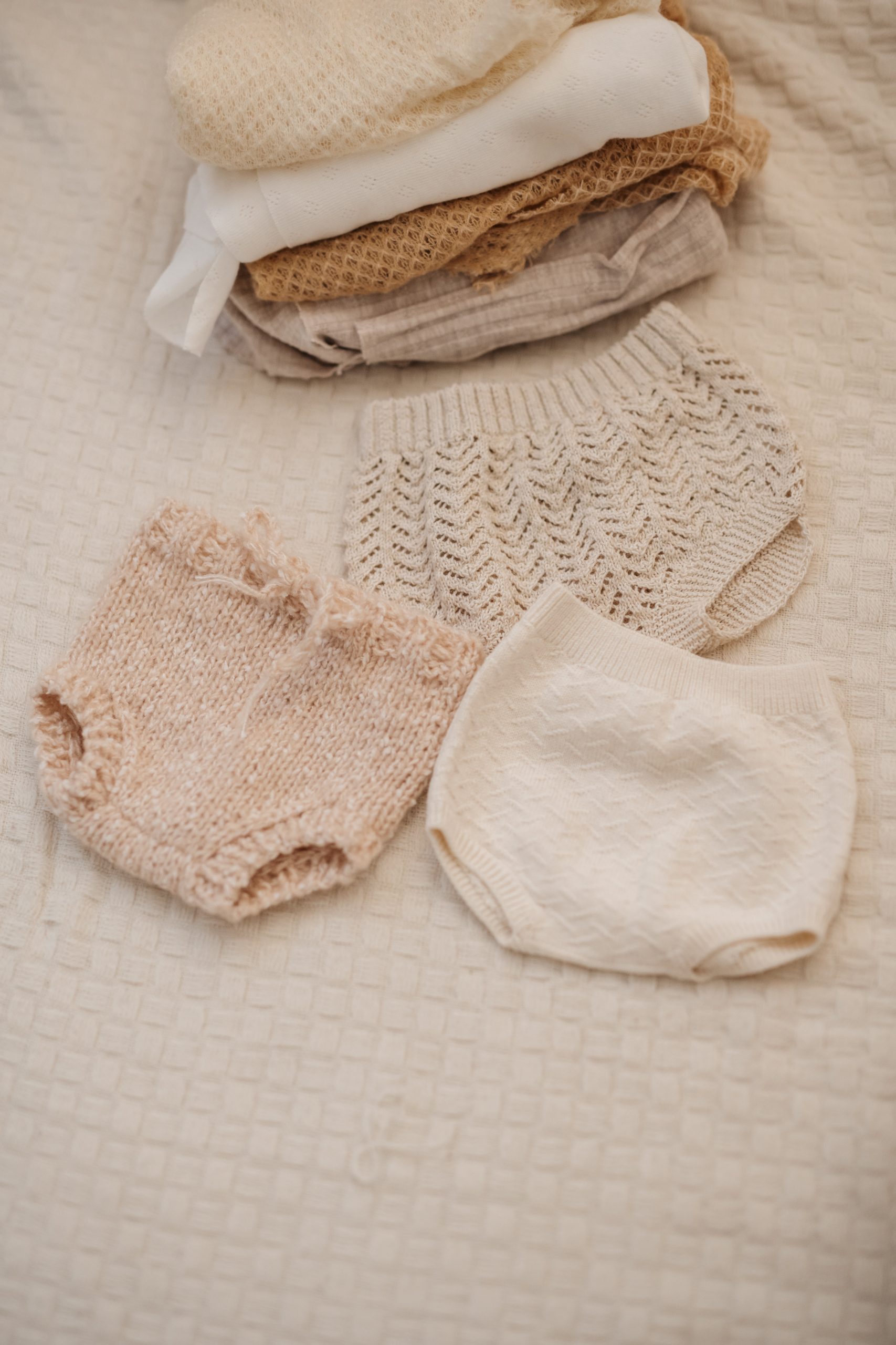 Babybody und Babyhöschen vom Babyshooting mit einem Neugeborenen aus dem Kundenkleiderschrank von Babyfotografin Fotografie Herzseeligkeit bei Albstadt