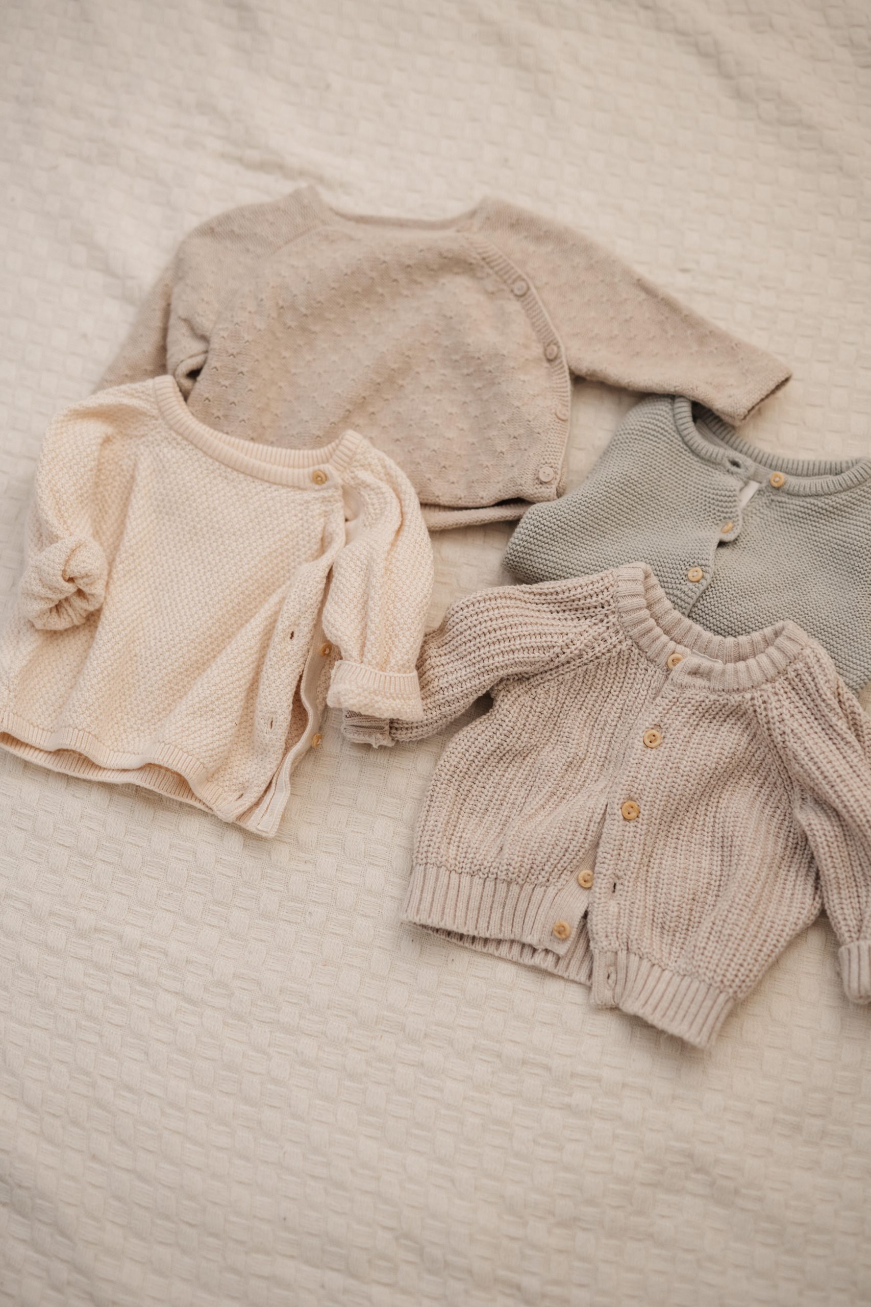 Babybody und Babyhöschen vom Babyshooting mit einem Neugeborenen aus dem Kundenkleiderschrank von Babyfotografin Fotografie Herzseeligkeit im Tageslichtstudio bei Empfingen