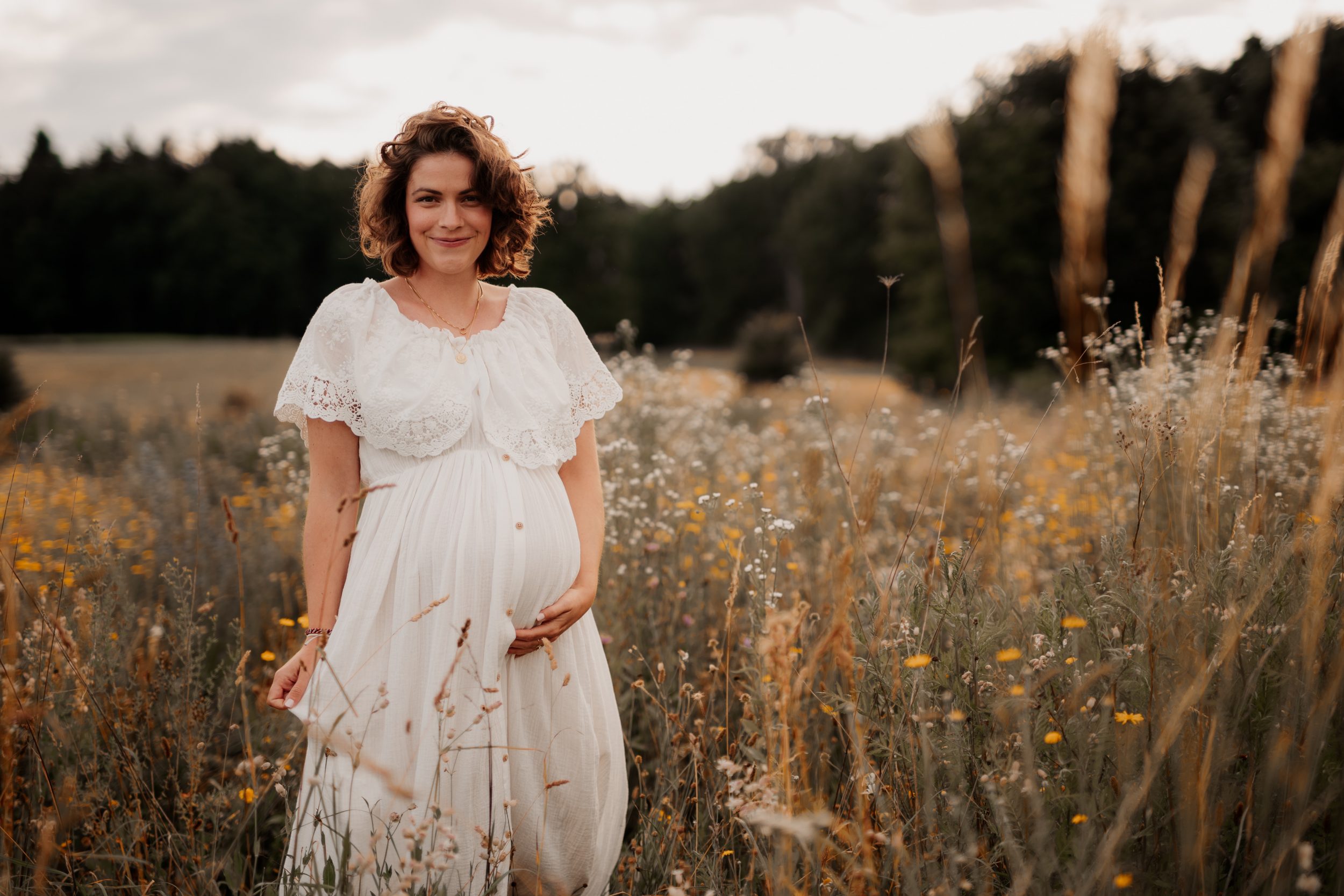 schwangere werdende Mama mit Babybauch outdoor in der Natur nähe tübingen