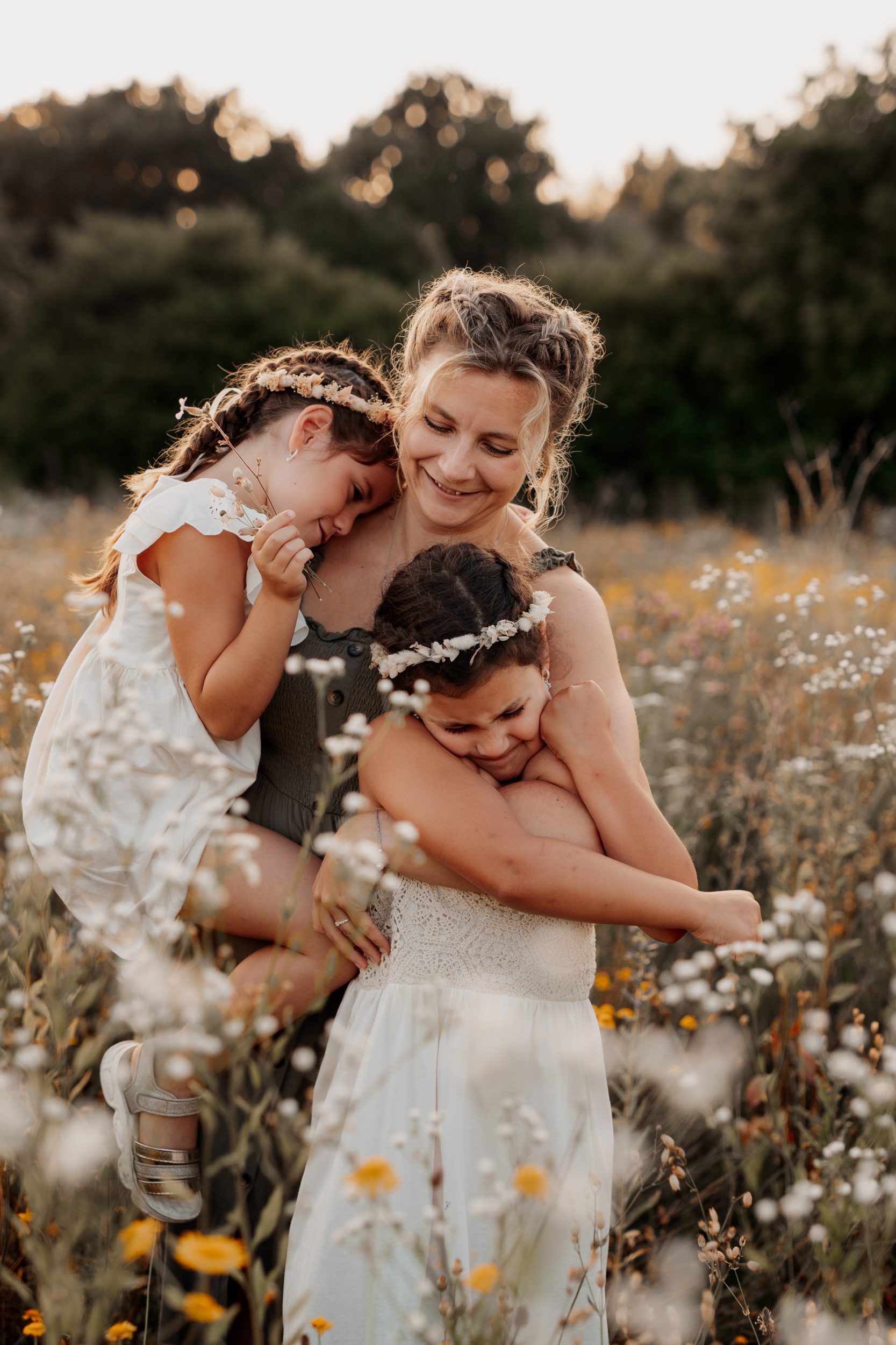 beim familienshooting hat Mama ihre Kinder im arm